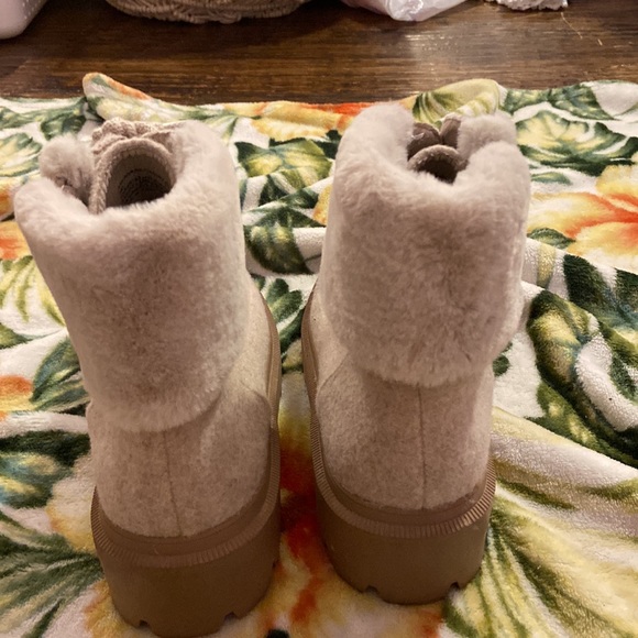 These are a pair of super stylish boots size nine and so comfy - Picture 4 of 4